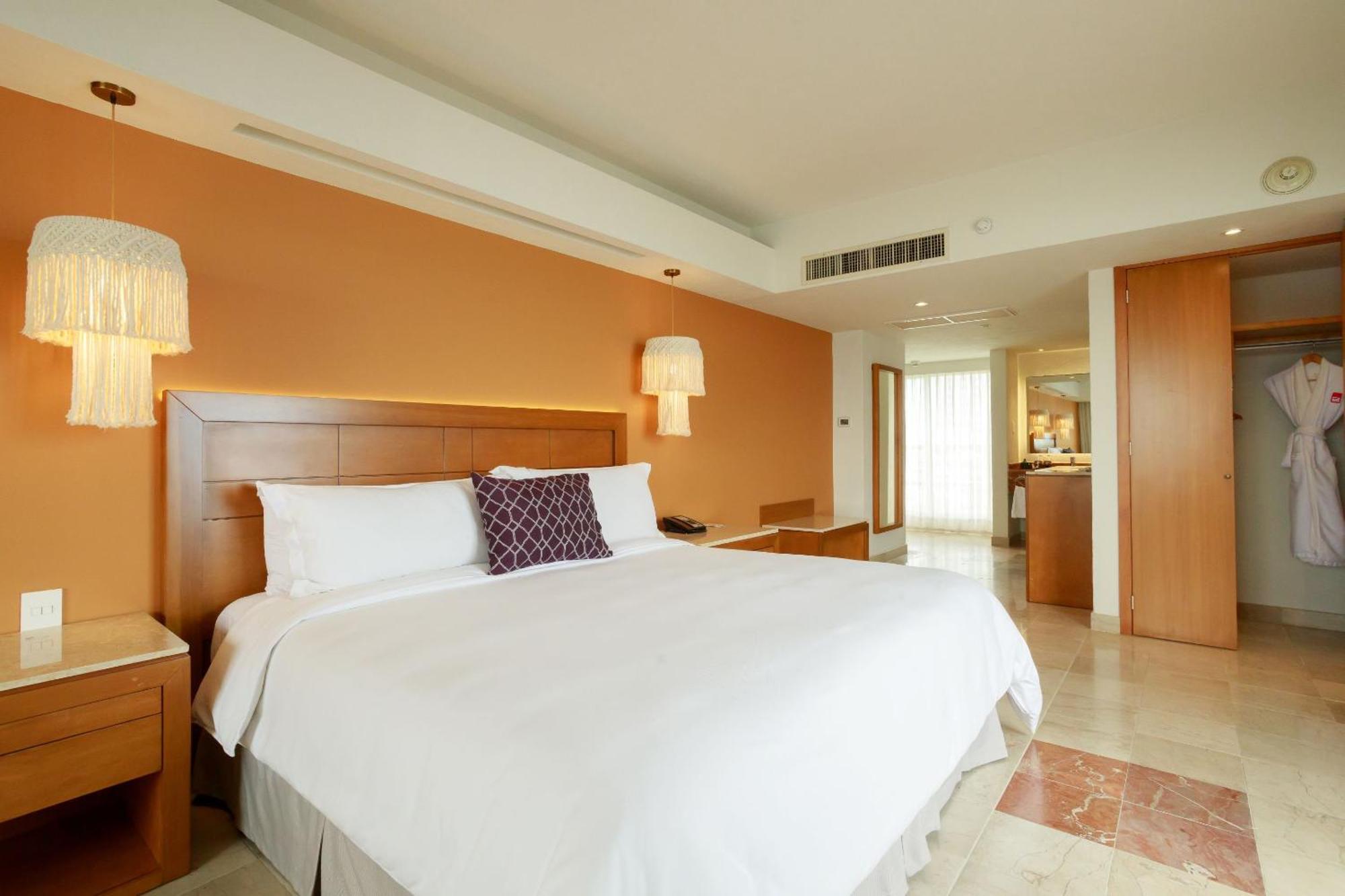 卡米诺睿尔韦拉克鲁斯酒店 外观 照片 A bedroom at the hotel