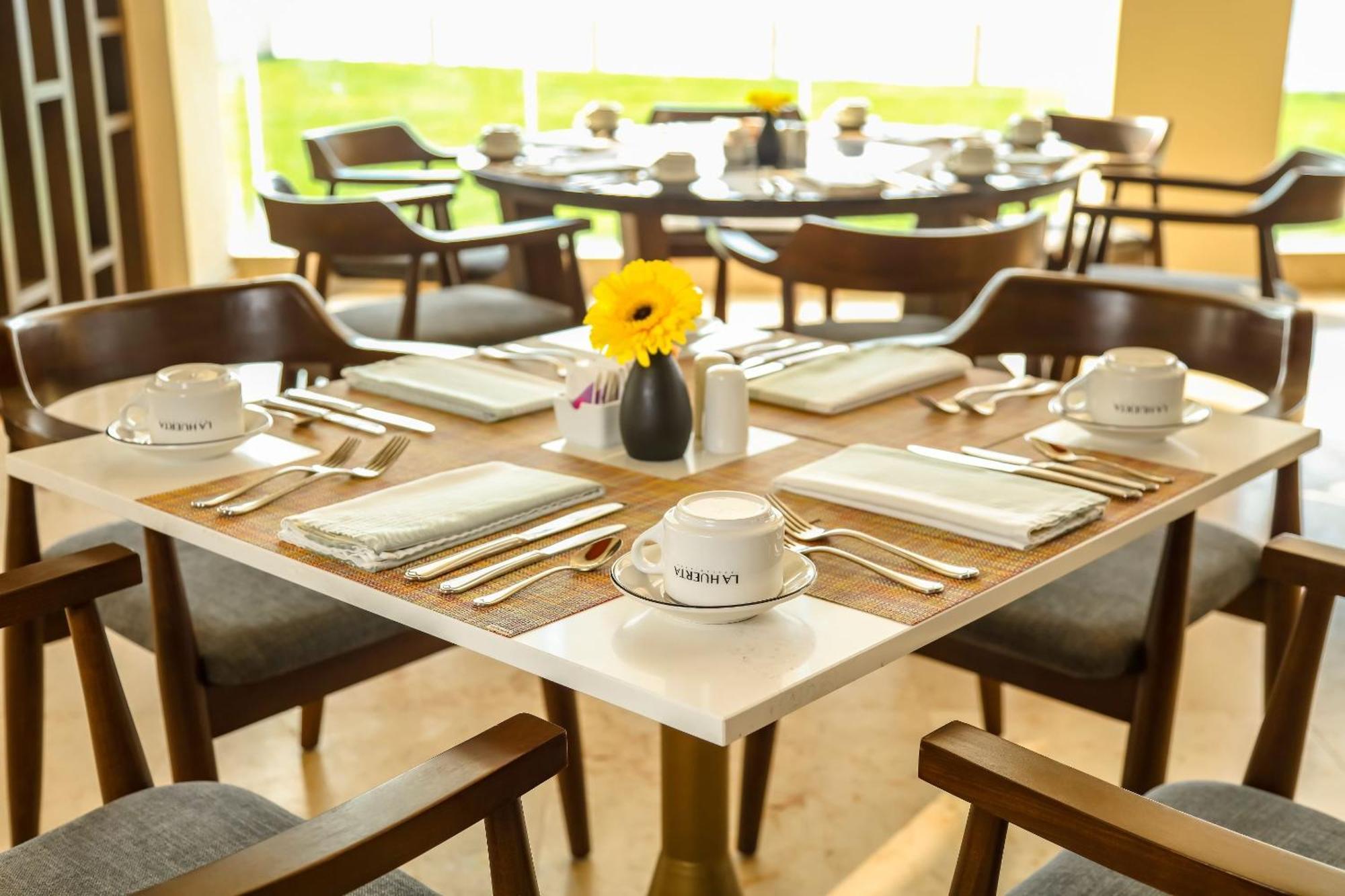 卡米诺睿尔韦拉克鲁斯酒店 外观 照片 A table set for breakfast